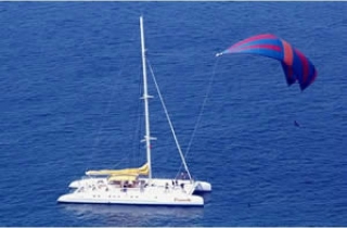 Excursion de catamaran en el mar